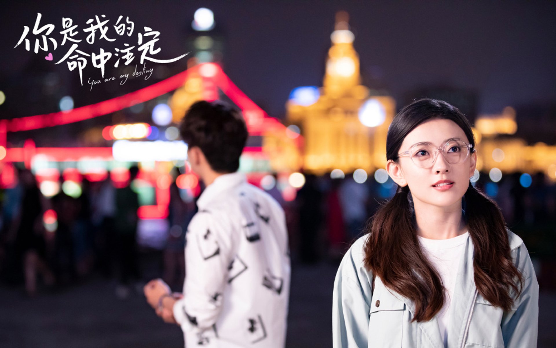 仰泳赛道摩纳哥选手节奏精准，摩纳哥泳池